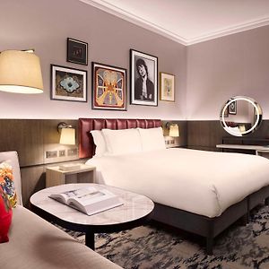 Zimmer mit Kingsize-Bett